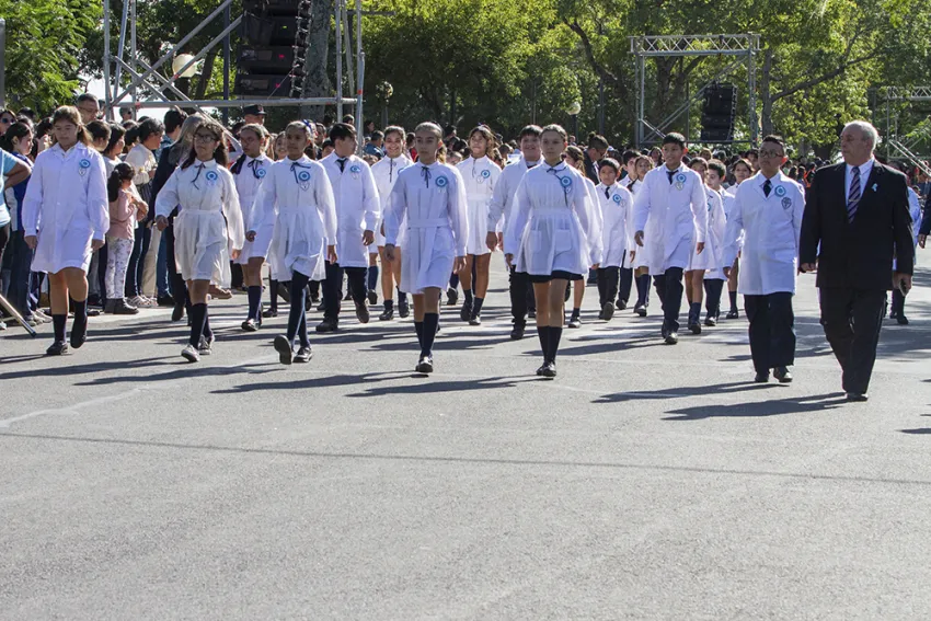 Corrientes ultima detalles para el multitudinario desfile del 25 de Mayo sobre la Costanera