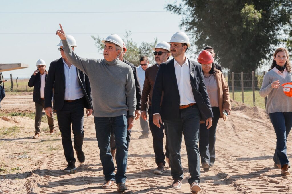 Valdés y la UNNE recorrieron las obras del innovador Hotel Escuela del Iberá, único en el país con diseño de impacto ambiental cero