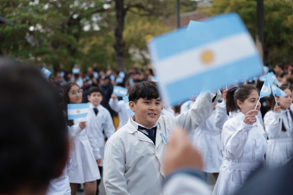 Así vivió Corrientes su multitudinario desfile patrio en la Costanera: una postal de celeste y blanco