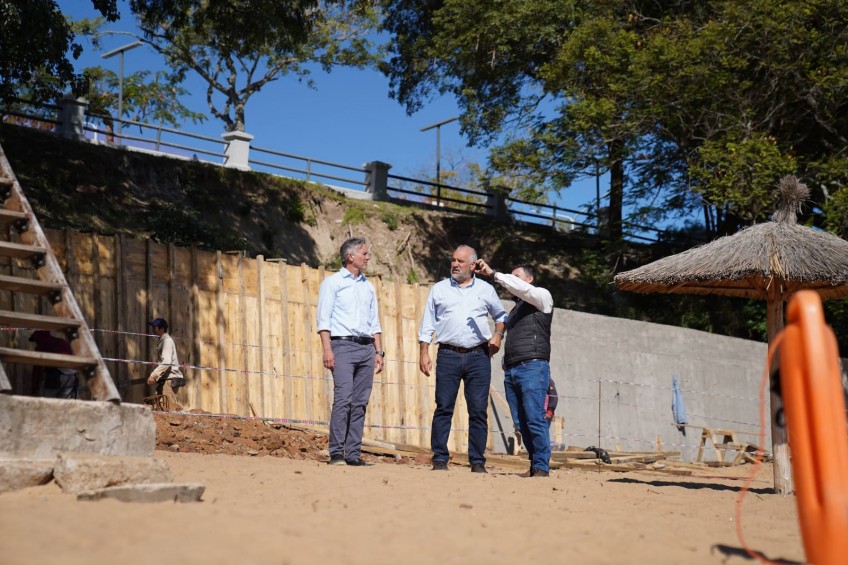 El Municipio de Corrientes avanza con obras de reconstrucción de una zona costera en playa Islas Malvinas II