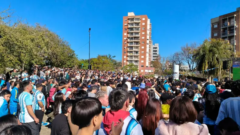 Locura en Corrientes: miles de hinchas festejaron el pase a cuartos en la Costanera y Poncho Verde