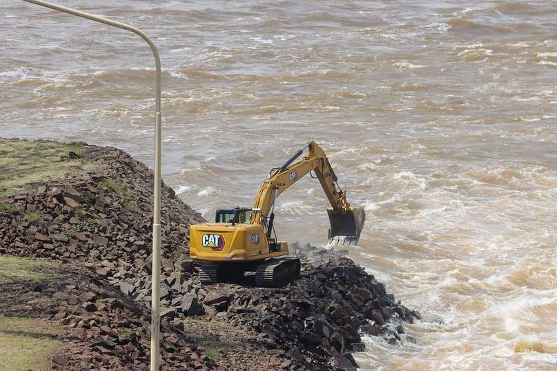 La fuerza del Paraná deterioró una defensa de Yacyretá y realizan obras de reparación en Ituzaingó