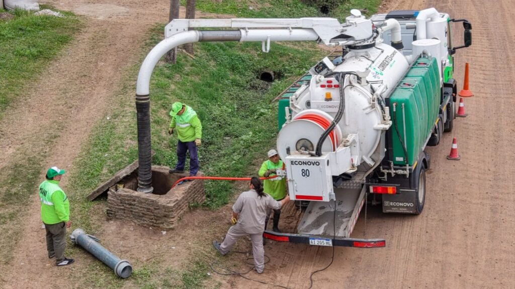 Corrientes: el camión desobstructor ya limpió desagües en más de treinta puntos claves de la ciudad